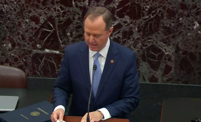 El dem&oacute;crata Adam Schiff, que ser&aacute; el "fiscal" jefe en este proceso, fue el encargado de leer los cargos pol&iacute;ticos ante los senadores.
