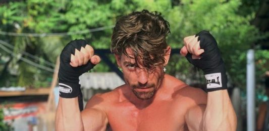 Tras participar en "Velvet Collection", Lastra formó parte del elenco de "En brazos de un asesino", la primera película de la productora del artista y empresario cubano William Levy.
