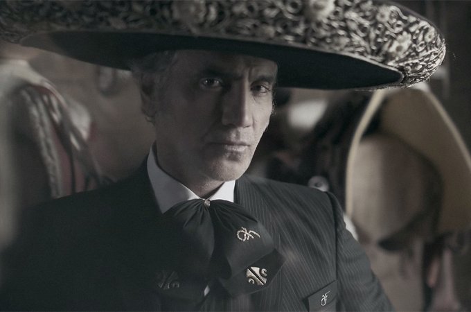 Fern&aacute;ndez, de 48 a&ntilde;os e hijo del legendario cantor de rancheras Vicente Fern&aacute;ndez, ha conducido su carrera art&iacute;stica con grabaciones de m&uacute;sica tradicional mexicana y pop latino.