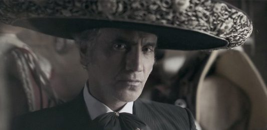 Fernández, de 48 años e hijo del legendario cantor de rancheras Vicente Fernández, ha conducido su carrera artística con grabaciones de música tradicional mexicana y pop latino.
