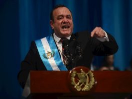 Nuevo Gobierno de Guatemala analiza acuerdo migratorio con Estados Unidos El nuevo Gobierno de Guatemala, presidido desde la semana pasada por Alejandro Giammattei, aseguró este lunes que se encuentra en un proceso de análisis y evaluación del acuerdo migratorio firmado en 2019 con Estados Unidos