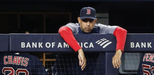 Los Medias Rojas de Boston anunciaron esta martes la salida de su mánager, el puertorriqueño Alex Cora