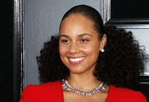 La cantautora estadounidense Alicia Keys lanzó este jueves su nuevo sencillo y el video musical de "Underdog", un himno dedicado a las personas por las que nadie apuesta.