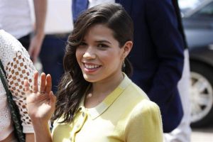 La popular actriz de origen hondureño América Ferrera celebró la llegada del año nuevo con el anuncio a última hora de este martes de que está embarazada y será madre por segunda vez en 2020.