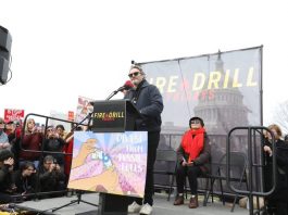 El recientemente galardonado con un Globo de Oro por su papel en "El Joker" invitó a los presentes a dejar de comer carne como parte de su lucha contra esta crisis: "Os insto a uniros a mi, a ti también, Jane", dijo el actor.