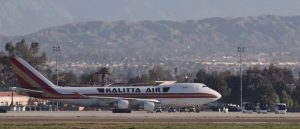 Un avi&oacute;n con 201 estadounidenses evacuados de la ciudad de Wuhan, epicentro del brote de coronavirus, aterriz&oacute; este mi&eacute;rcoles en una base militar de Riverside, en California.