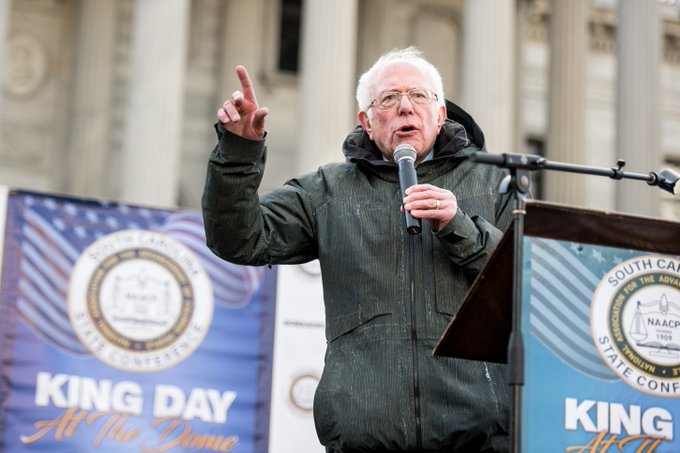 Por detr&aacute;s de estos se colocan la tambi&eacute;n senadora Amy Klobuchar (5,8 %),la congresistas Tulsi Gabbard (4,5 %), el empresario Andrew Yang (4,3 %), el millonario Tom Steyer (3,3%).