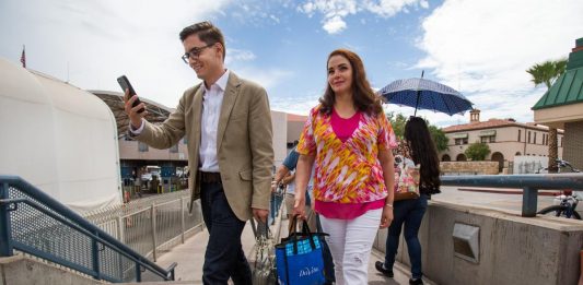 La historia de superación de Bill de la Rosa, que diez años atrás él y sus tres hermanos fueron víctimas de la separación familiar tras la deportación de su madre