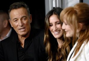 La estrella de rock Bruce Springsteen figur&oacute; este martes entre el grupo de orgullosos padres que observaron la ceremonia en la que sus hijos se convirtieron en nuevos bomberos para la ciudad de Jersey City