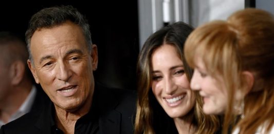 La estrella de rock Bruce Springsteen figuró este martes entre el grupo de orgullosos padres que observaron la ceremonia en la que sus hijos se convirtieron en nuevos bomberos para la ciudad de Jersey City