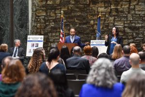 Carl Heastie, el l&iacute;der de la minor&iacute;a William Barclay y los miembros de la Asamblea del Estado de Nueva York, en observaci&oacute;n del D&iacute;a de Concientizaci&oacute;n Legislativa sobre Discapacidades, aprobaron un paquete de proyectos de ley destinados a mejorar las vidas de los neoyorquinos con discapacidades.