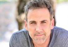 El actor puertorriqueño Carlos Ponce anuncia su primera serie en España El actor y cantante puertorriqueño Carlos Ponce anunció que se ha comprometido en matrimonio con la periodista y presentadora mexicana Karina Banda