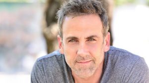 El actor y cantante puertorriqueño Carlos Ponce anunció que se ha comprometido en matrimonio con la periodista y presentadora mexicana Karina Banda