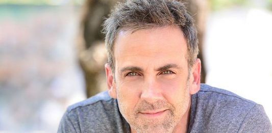 El actor y cantante puertorriqueño Carlos Ponce anunció que se ha comprometido en matrimonio con la periodista y presentadora mexicana Karina Banda