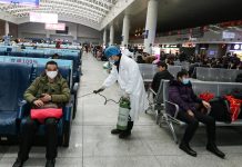 Un operario desinfecta una zona de espera para pasajeros en la estación de tren de Nanchang, en la provincia china de Jiangxi, este miércoles.