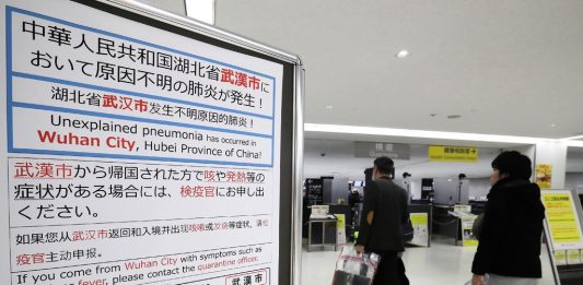 Las autoridades sanitarias chinas confirmaron hoy la tercera víctima de la nueva neumonía de Wuhan, ciudad en la que se detectó un brote de este virus el mes pasado y que por el momento ha dejado 201 personas contagiadas.