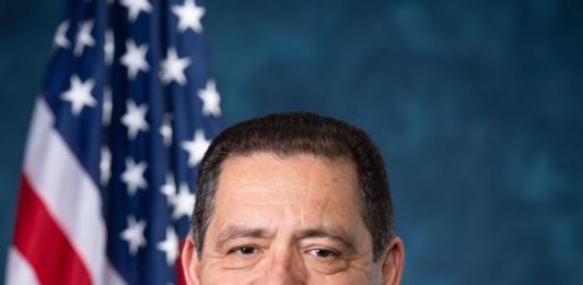 El congresista demócrata Jesús "Chuy" García advirtió que la falta de experiencia internacional del presidente Donald Trump ha sometido a Estados Unidos a un futuro peligroso
