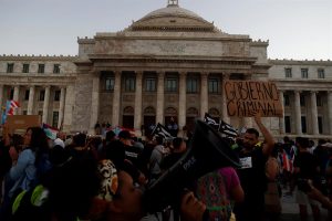 Cientos de manifestantes protestan este lunes ante el Capitolio, la sede del Legislativo, para exigir la dimisi&oacute;n de la gobernadora de Puerto Rico
