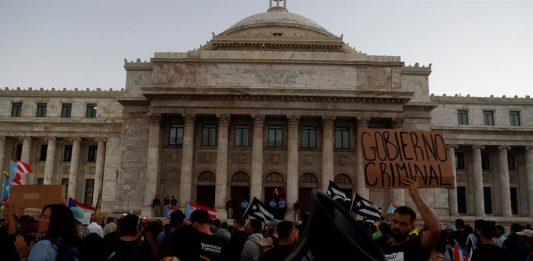 Cientos de manifestantes protestan este lunes ante el Capitolio, la sede del Legislativo, para exigir la dimisión de la gobernadora de Puerto Rico