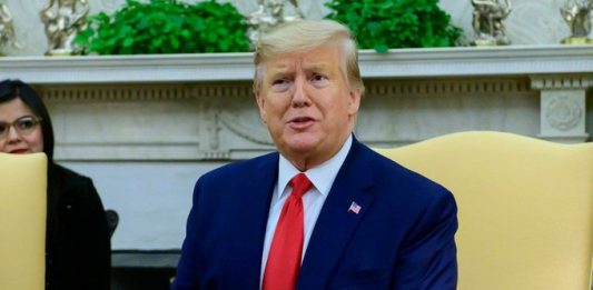 Schumer opinó que las "acciones del presidente son un crimen contra la propia democracia", y pidió que se permita incluir pruebas y llamar a nuevos testigos.