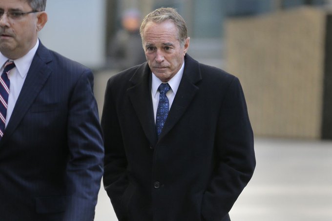 El fiscal general Geoffrey Berman aseguró que Collins, que fue legislador republicano por el distrito 27 de Nueva York, compartió con su hijo Cameron información privilegiada sobre una compañía farmacéutica.
