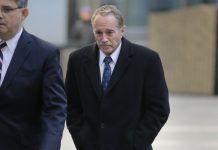 El fiscal general Geoffrey Berman aseguró que Collins, que fue legislador republicano por el distrito 27 de Nueva York, compartió con su hijo Cameron información privilegiada sobre una compañía farmacéutica.