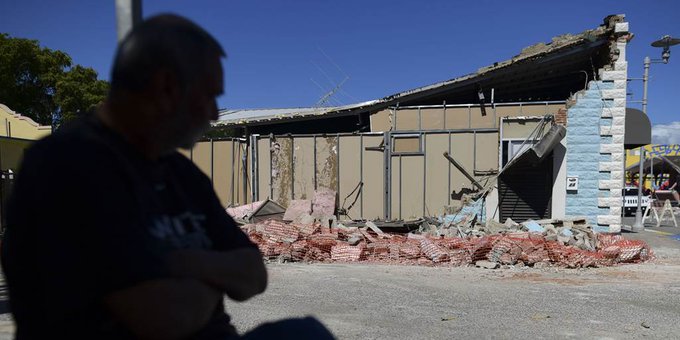El sismo de hoy refuerza el sentimiento de inseguridad entre la poblaci&oacute;n, lo que ha provocado que desde el martes miles de personas vivan en la calle.