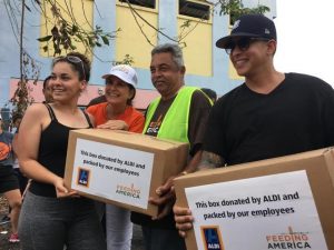 El cantante Daddy Yankee llev&oacute; este domingo ayuda a los damnificados por los sismos que desde hace d&iacute;as se registran frente a la costa suroeste de Puerto Rico