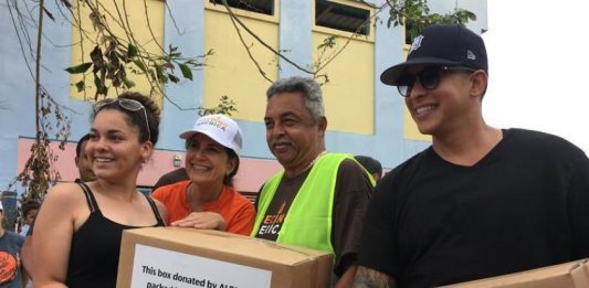 El cantante Daddy Yankee llevó este domingo ayuda a los damnificados por los sismos que desde hace días se registran frente a la costa suroeste de Puerto Rico