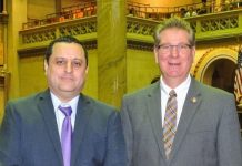 El Asambleista Michael DenDekker (d) anunció la promoción de Andres Vargas (i), a la posición de Jefe de Personal de la misma.