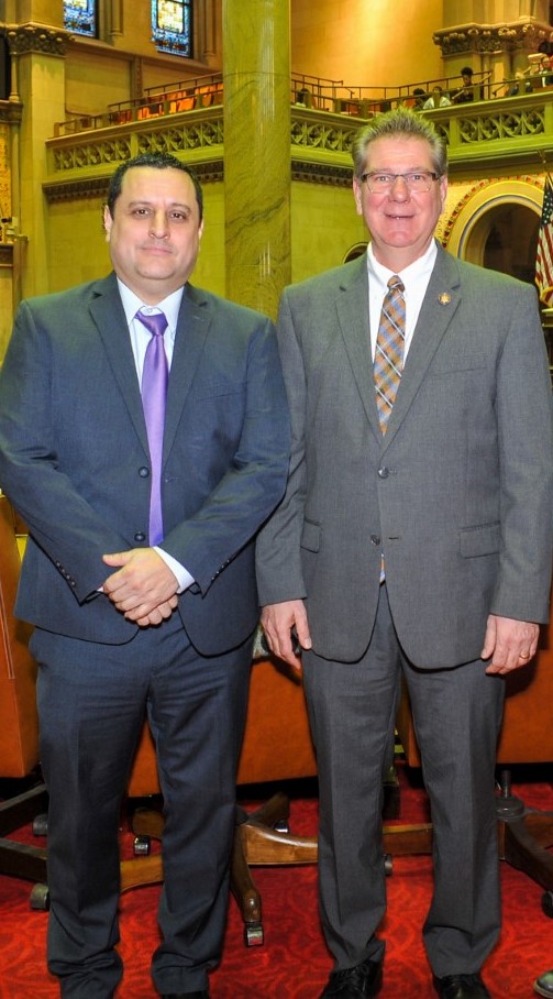 El Asambleista Michael DenDekker (d) anunci&oacute; la promoci&oacute;n de Andres Vargas (i), a la posici&oacute;n de Jefe de Personal de la misma.
