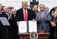 El presidente Donald Trump firmó este miércoles la ley que permitirá implementar en su país el tratado comercial T-MEC con México y Canadá
