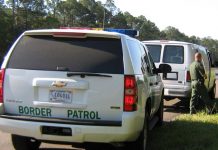 Dos muertos en accidente luego de que coche huyera de Patrulla Fronteriza La Oficina del Alguacil del Condado Pima informó que las tres personas heridas en el hecho, fueron derivadas a un hospital local y que investigan el suceso como un "intento de tráfico humano".
