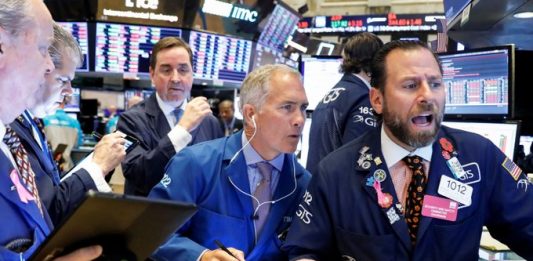 Dow Jones cayó cerca de un 0,2 % o 50 puntos, situándose en los 28.585,90 enteros.