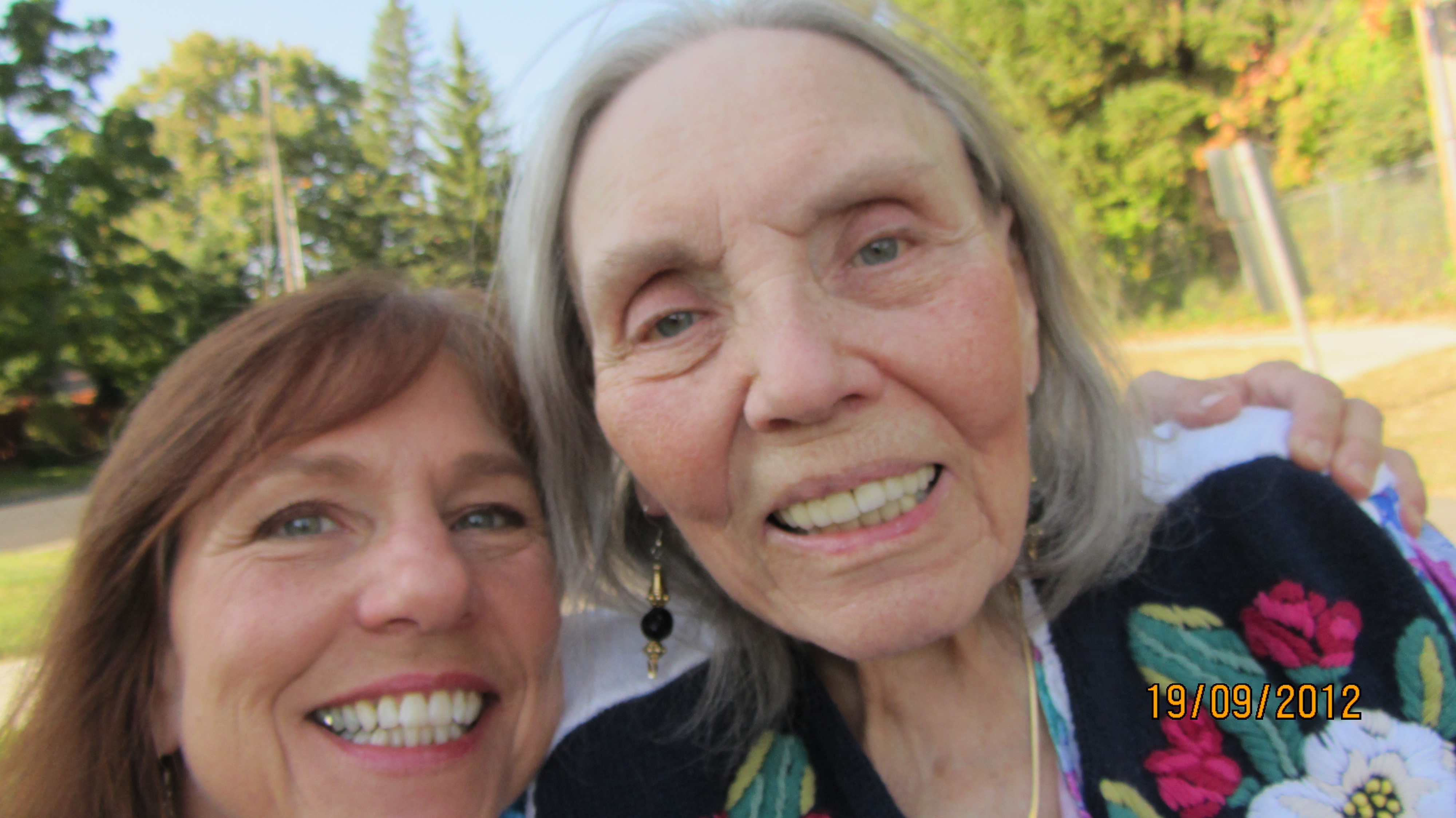 Loi Eberle y su mamá, Lucille Miller, en 2012. (CORTESÍA DE LOI EBERLE)