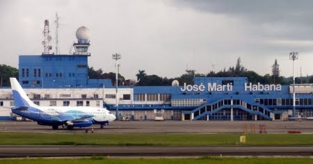 El Gobierno impondrá un límite a los vuelos chárter públicos con el aeropuerto José Martí: "El DOT emitirá una orden en el futuro próximo proponiendo los trámites para aplicar el límite", dijo Pompeo.