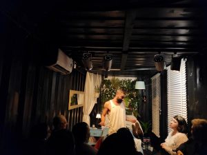 Apenas cuatro paredes met&aacute;licas de un contenedor de carga, una mesa, una cama o una silla les valen a los artistas de microteatro para sumergir al espectador en una historia que lleva ochenta temporadas cautivando al p&uacute;blico de Miami.