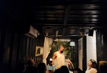 Apenas cuatro paredes metálicas de un contenedor de carga, una mesa, una cama o una silla les valen a los artistas de microteatro para sumergir al espectador en una historia que lleva ochenta temporadas cautivando al público de Miami.