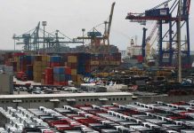 El déficit comercial de Estados Unidos baja un 8,2 % en noviembre El déficit en el comercio internacional de bienes y servicios de Estados Unidos disminuyó un 8,2 % en noviembre para situarse en los 43.100 millones de dólares