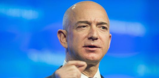 El fundador de la compañía de comercio electrónico Amazon, Jeff Bezos, anunció este lunes que donará unos 690.000 dólares para paliar los incendios de Australia