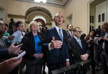 El juicio político contra el presidente Donald Trump comenzó hoy en el Senado bajo el férreo control de sus aliados republicanos