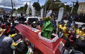 El travieso Pepino, uno de los personajes más emblemáticos del Carnaval de La Paz, "revivió" este domingo en medio de bailes, música y mucha alegría para dar inicio a las actividades carnavaleras.
