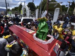 El travieso Pepino, uno de los personajes más emblemáticos del Carnaval de La Paz, "revivió" este domingo en medio de bailes, música y mucha alegría para dar inicio a las actividades carnavaleras.