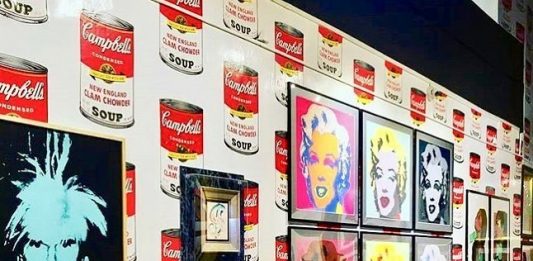 l catálogo de Warhol ofrece, no hay duda, mucho donde elegir: a su muerte había dejado un tesoro de casi 130.000 imágenes hechas con su querida cámara Minox.