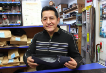 Don Fernando Andrade, desde que emigró de su natal Ecuador, se ha dedicado durante cuarenta y tres años a reparar el calzado de los neoyorquinos.