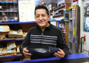 Don Fernando Andrade, desde que emigró de su natal Ecuador, se ha dedicado durante cuarenta y tres años a reparar el calzado de los neoyorquinos.