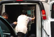 Las acciones de los agentes, dice la demanda, resultan inconstitucionales en el marco de la Cuarta Enmienda, que protege ante esa clase de acciones contra personas que no son buscadas, acusadas o sospechosas de delitos.