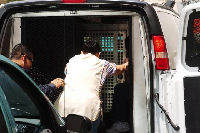 Las acciones de los agentes, dice la demanda, resultan inconstitucionales en el marco de la Cuarta Enmienda, que protege ante esa clase de acciones contra personas que no son buscadas, acusadas o sospechosas de delitos.