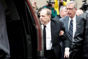 La Fiscalía del condado de Los Ángeles acusó este lunes al productor de cine Harvey Weinstein por haber violado presuntamente a una mujer y por haber agredido sexualmente a otra.