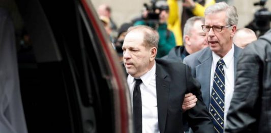 La Fiscalía del condado de Los Ángeles acusó este lunes al productor de cine Harvey Weinstein por haber violado presuntamente a una mujer y por haber agredido sexualmente a otra.